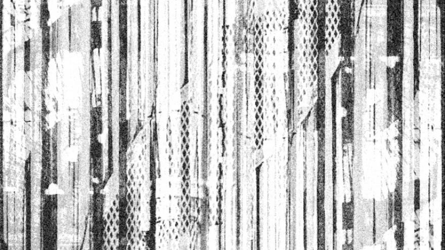 Imagen abstracta con elementos verticales en blanco y negro