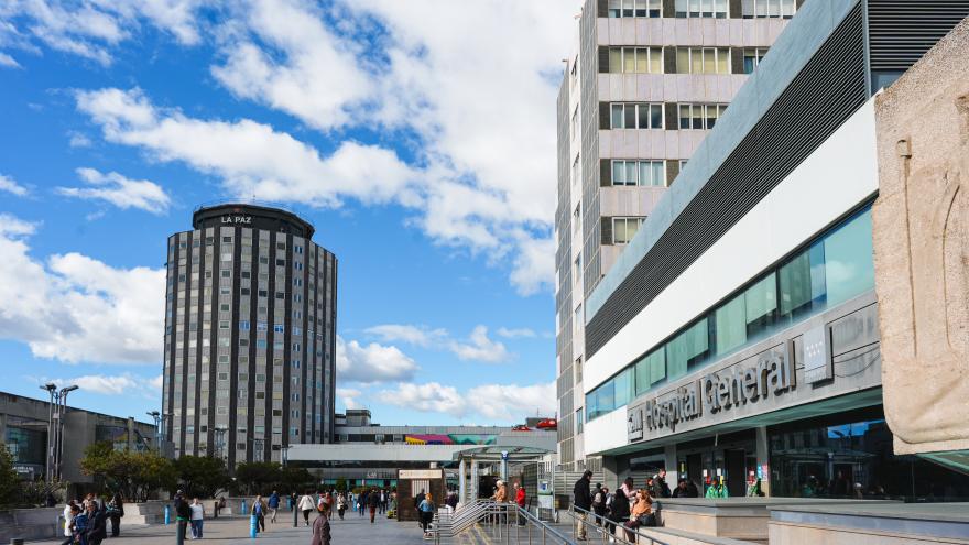 El Hospital público La Paz de la Comunidad de Madrid realiza el primer implante coclear en España con asistencia de brazo robótico Hospital público La Paz