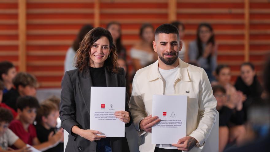 La presidenta Isabel Díaz Ayuso e Ilia Topuria