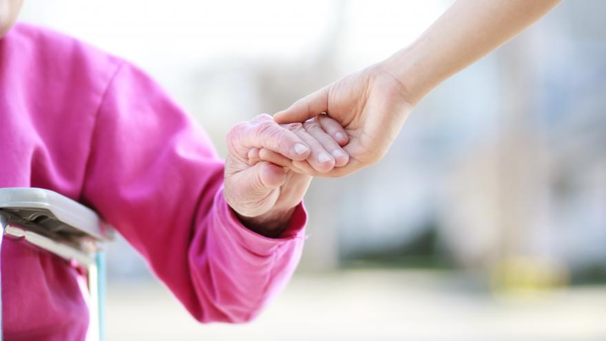 Persona dando la mano a otra