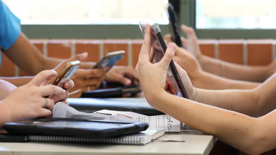 Niños utilizando teléfonos móviles