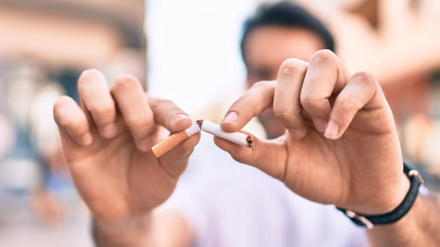 Un joven rompiendo un tabaco