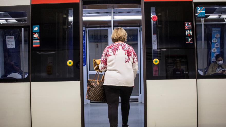 Una mujer entra a un vagón de Metro