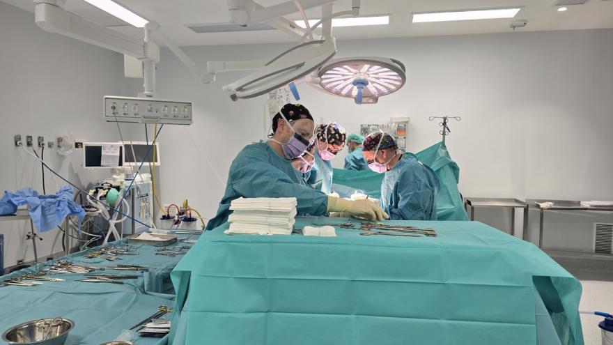 Cirujanos en un quirófano