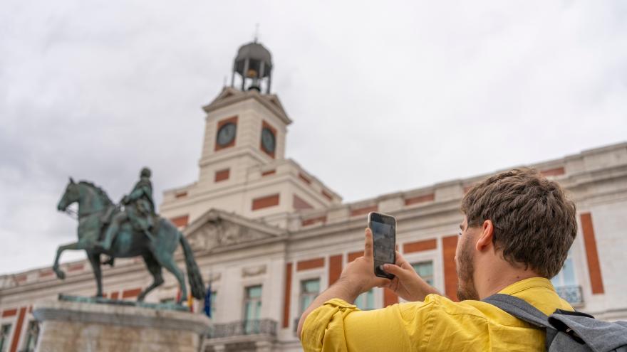 La fachada de Sol con un turista haciendo fotos