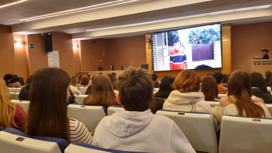 El Hospital público 12 de Octubre colabora un año más en 'Reimagina la ciencia', un programa divulgativo que busca impulsar la vocación científica entre los estudiantes