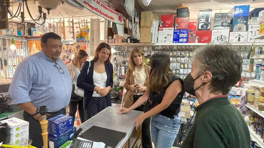 La directora de comercio y Consumo visita los comercios de Miraflores de la Sierra