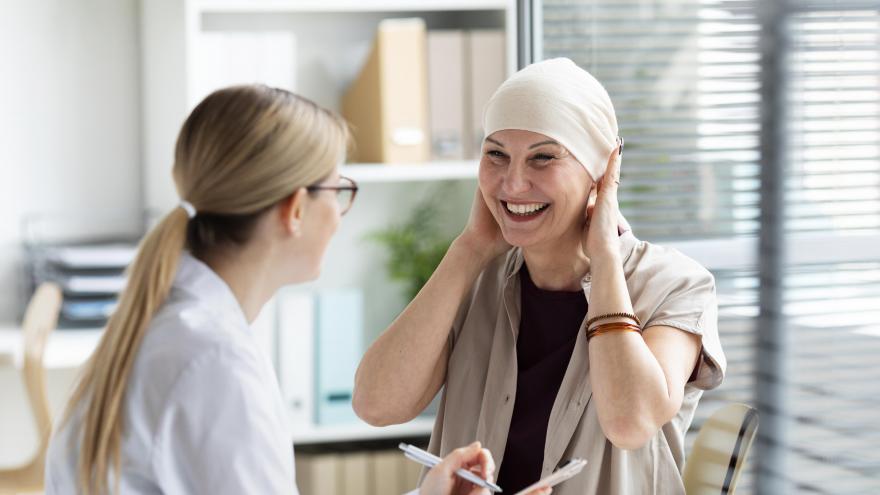 medica y paciente con cancer 