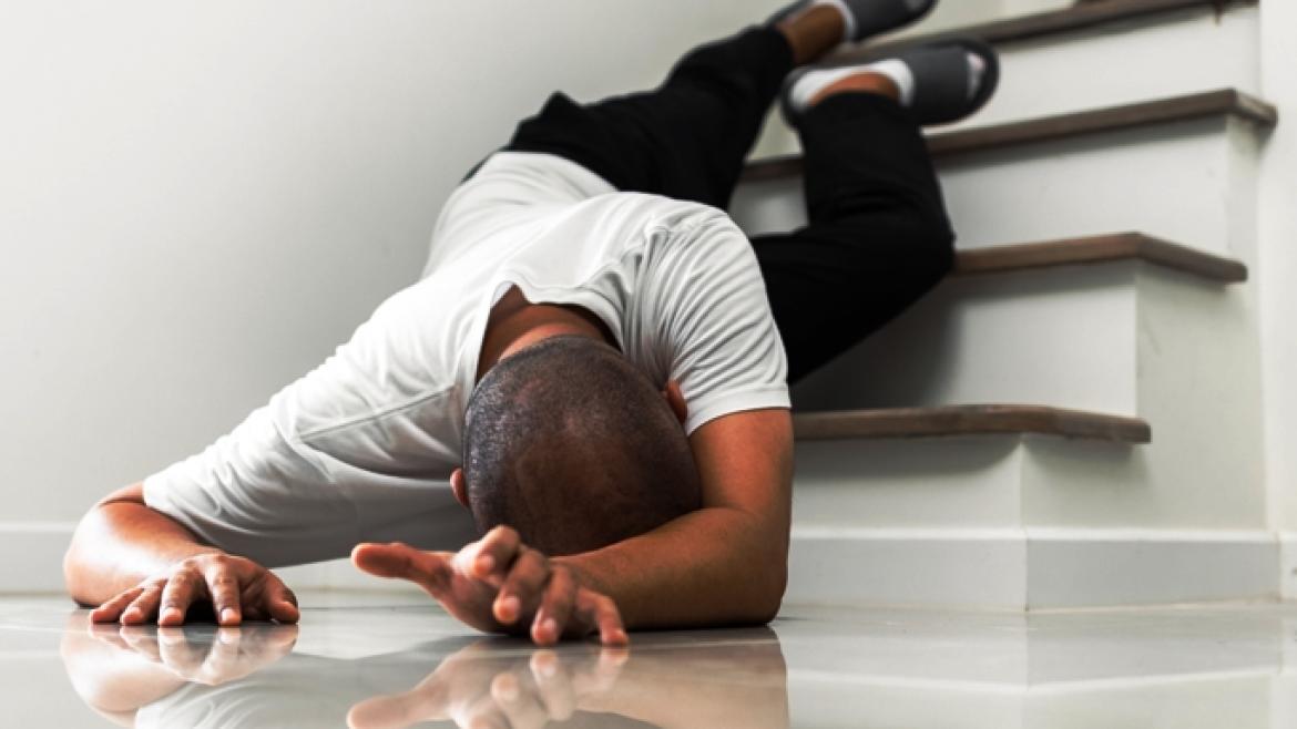 hombre que ha tropezado en las escaleras de su casa y se ha caido