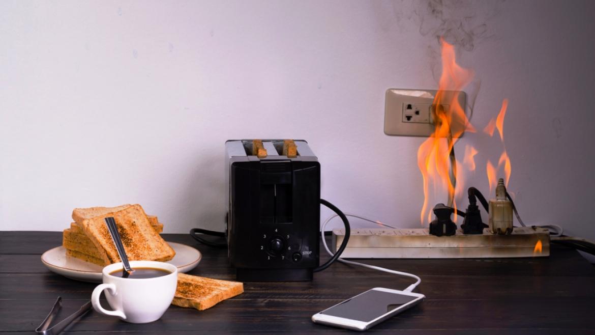 regleta incendiándose con tostadora y telefono enchufados en la cocina