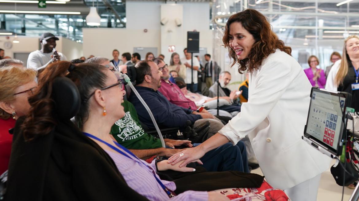 La presidenta Isabel Díaz Ayuso con un paciente