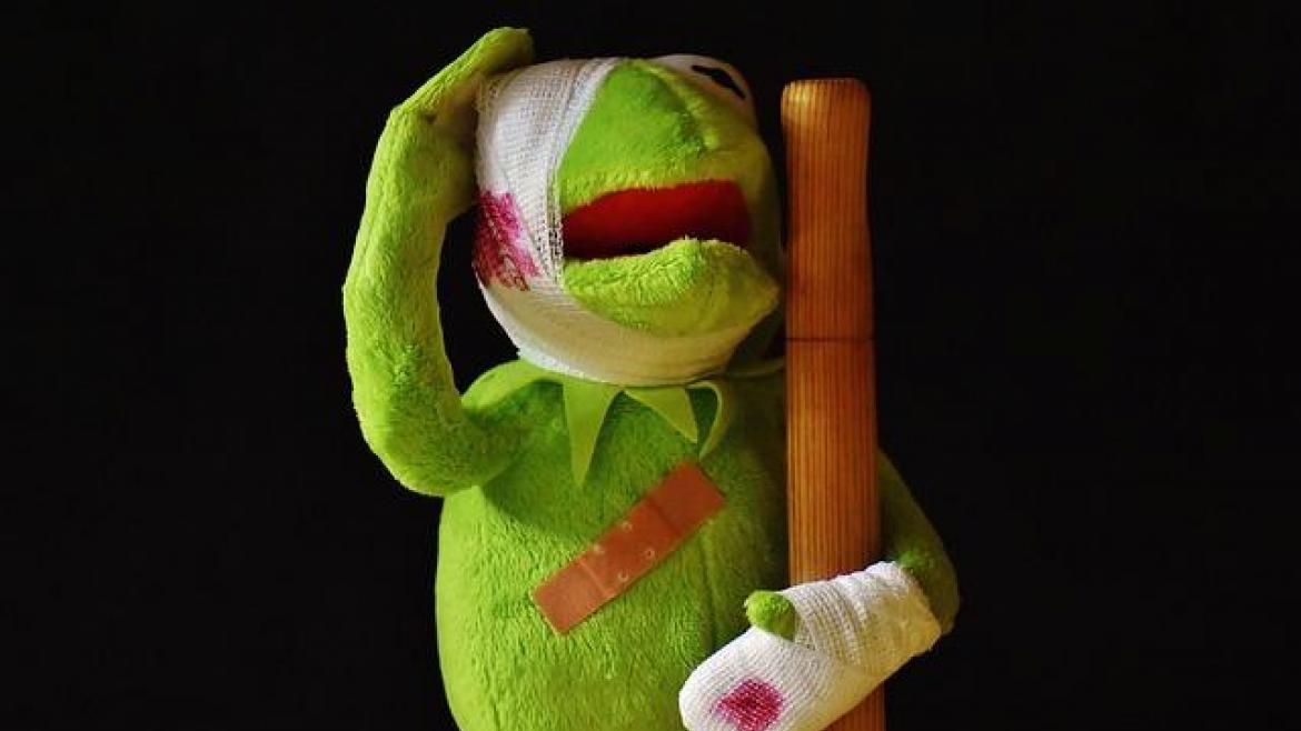 muñeco con heridas en la cabeza y en la mano