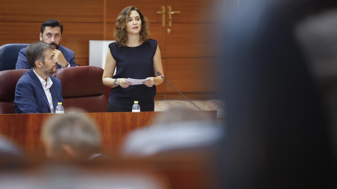La presidenta Isabel Díaz Ayuso respondiendo en la Asamblea de Madrid