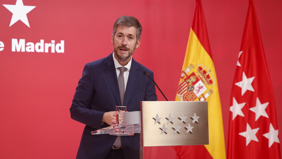 El consejero interviniendo en el atril
