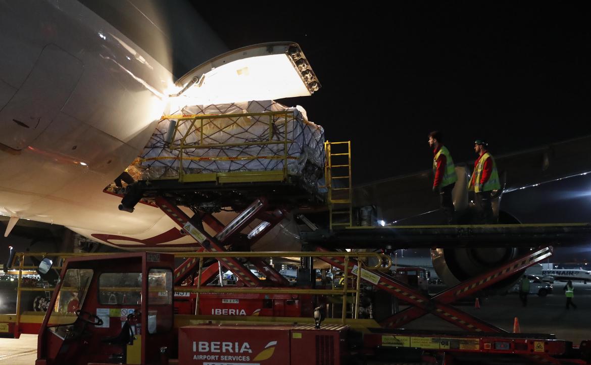 La Comunidad trae su sexto avión en un mes y suma 18 millones de ...