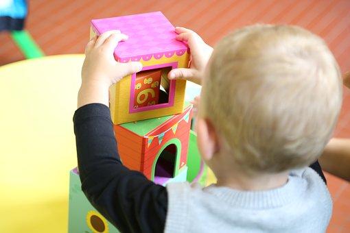 Valoración dependencia menores Niño pequeño de espaldas