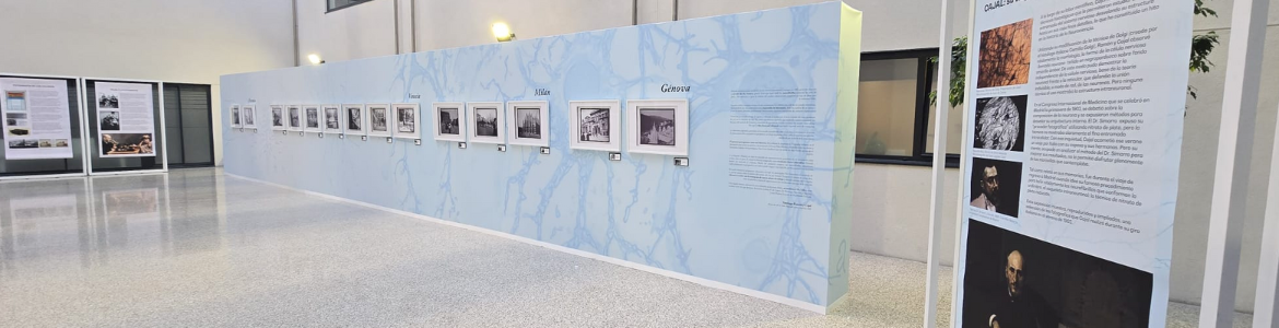 Exposición de fotografías con panel con fotografías enmarcadas a la derecha y de fondo panel con texto