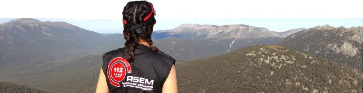Trabajadora ASEM, de espaldas, mirando a la Sierra de Guadarrama