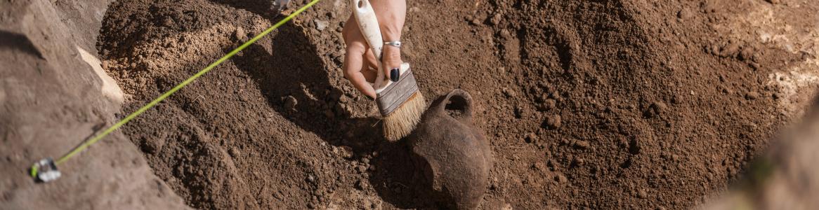 Una arqueóloga trabajando en la tierra