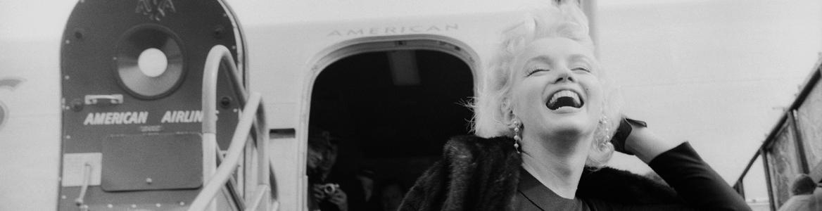 La actriz Marilyn Monroe bajando de un avión