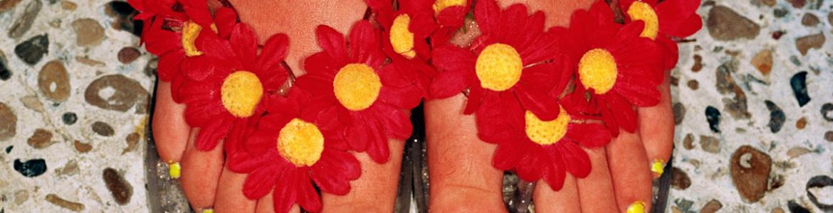 Benidorm 1997 (2) © Martin Parr. Magnum Photos Pies femeninos con chanclas decoradas con flores
