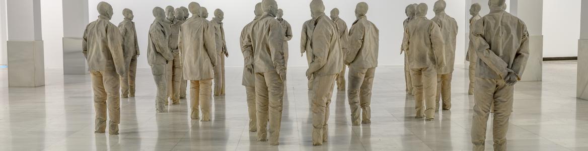 Grupo de esculturas en color gris agrupadas 