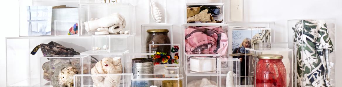 Cajas transparente apiladas y con distintos objetos en su interior