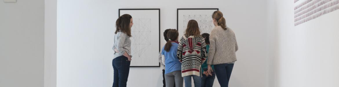 Grupo de niñas y niños visitando una exposición