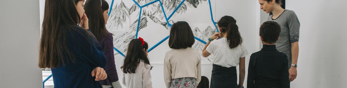 Grupo de niñas y niños visitando una exposición