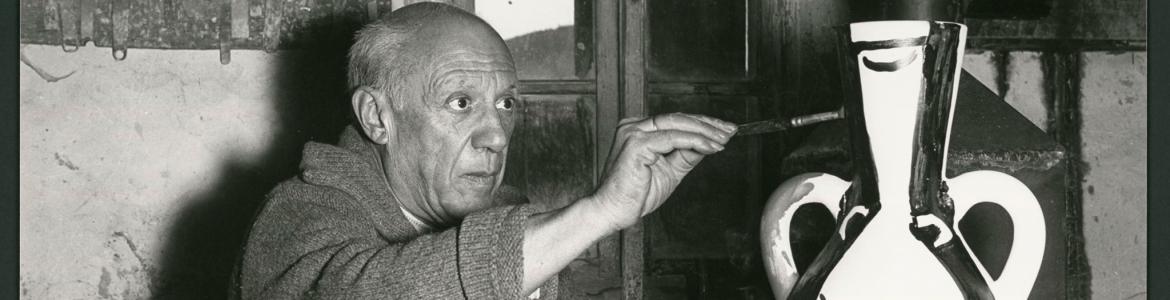 Picasso pintando un vaso de cerámica en su taller