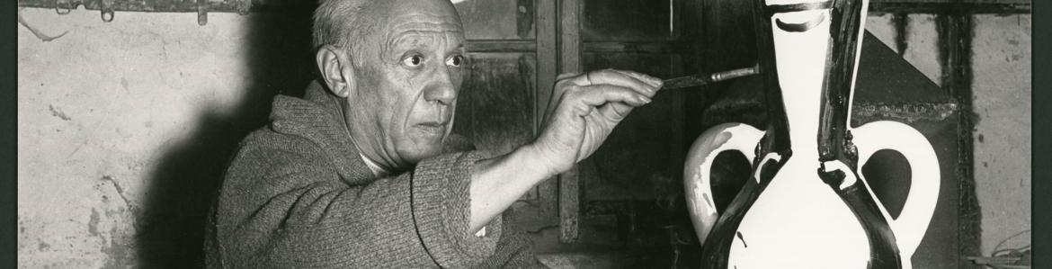 Picasso pintando un vaso de cerámica en su taller