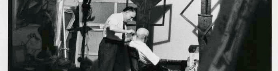 Un peluquero cortando el pelo a un hombre