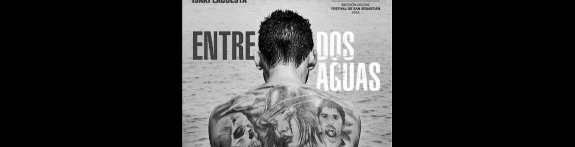 imagen de la portada de la película Entre dos aguas donde se ve la espalda del protagonista tatuada