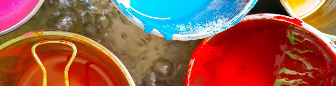 Varios botes de pintura, roja, azul, amarilla
