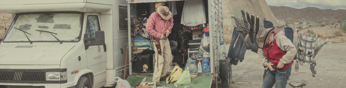 Vaqueros en una caravana en mitad del desierto de Almeria