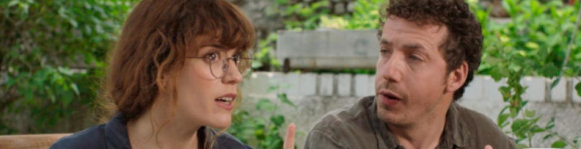Fotograma de la película, muestra una pareja hablando en la sobremesa
