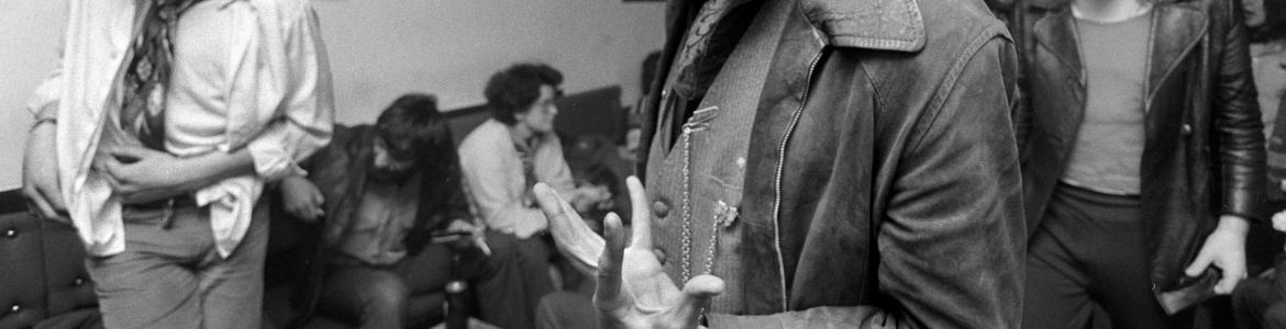 Exposición 'Benito Román' RED ITINER Fotografía en blanco y negro de un hombre sacando la lengua