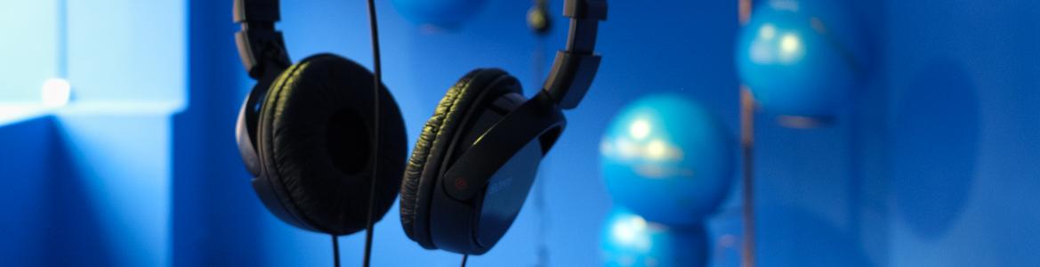 Auriculares sobre fondo azul