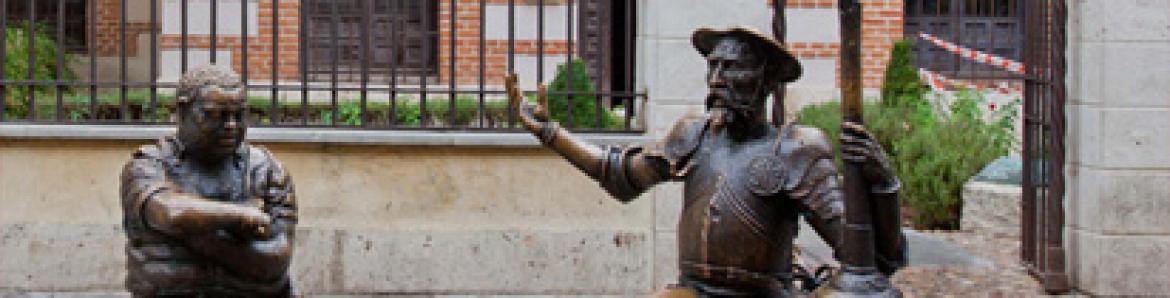 Fachada del Museo Casa Natal de Cervantes en Alcalá de Henares. Foto. Amador Toril Estatuas en bronce de don Quijote y Sancho sentados en un banco frente a la fachada principal del Museo Cervantes en Alcalá de Henares