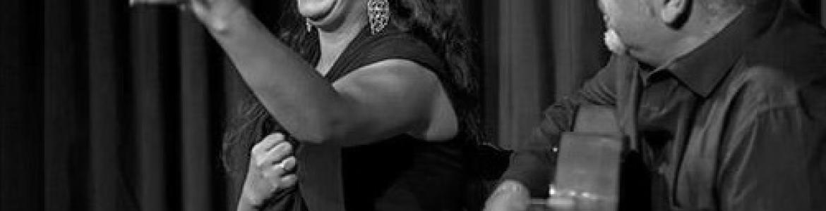 VALLECAS – EMBAJADORES. ESTAMPAS DEL MADRID FLAMENCO imagen en la que se ve a La Yiya cantando