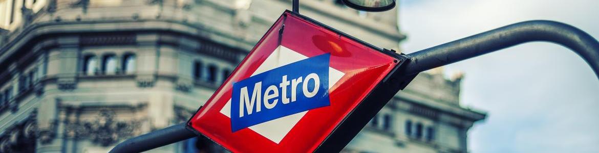 Cartel de Metro Madrid en la calle