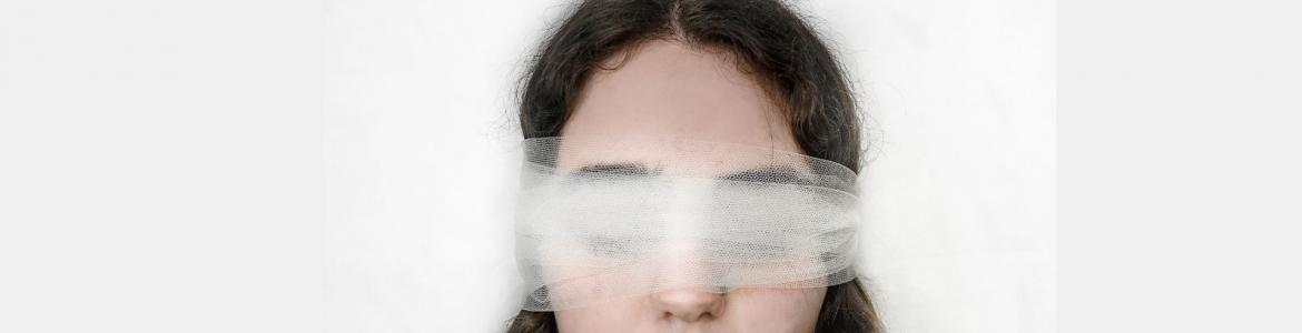Mujer con venda blanca en los ojos