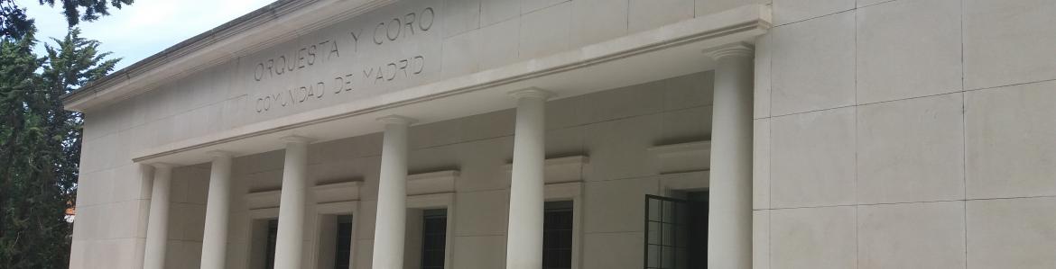 Fachada de la sede de la ORCAM. Edificio de una planta hecho en marco y con pórtico de columnas 