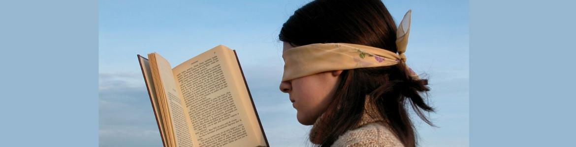 Joven con libro y venda en los ojos