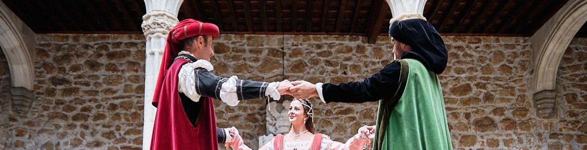 Tres personajes bailan danza medieval