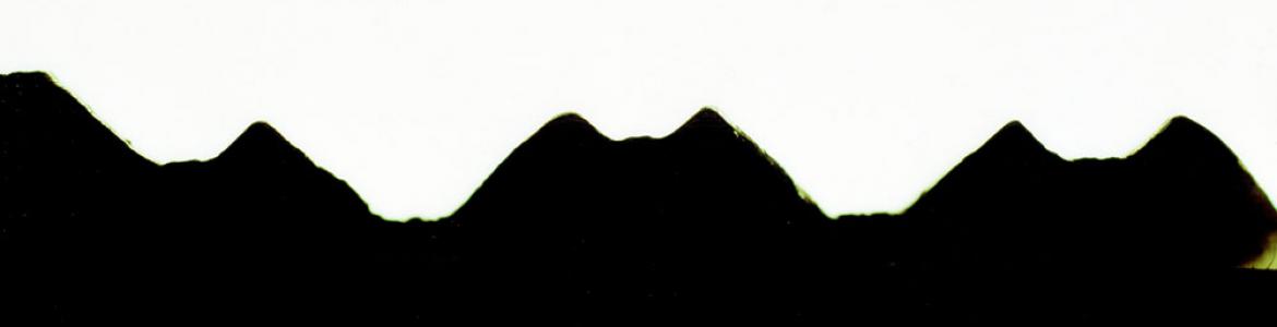 Dibujo de una silueta en negro sobre fondo blanco que simula una montaña