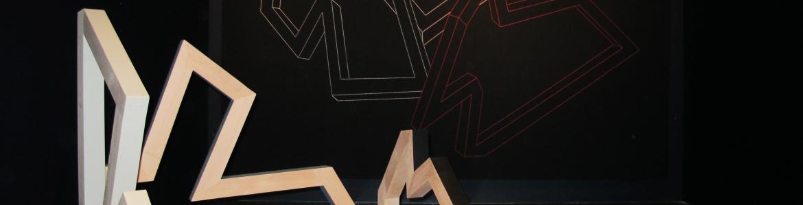 Escultura hecha con figuras geométicas que proyectan su sombra sobre un fondo oscuro