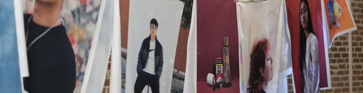 Fotografías colgadas de una cuerda entre dos postes