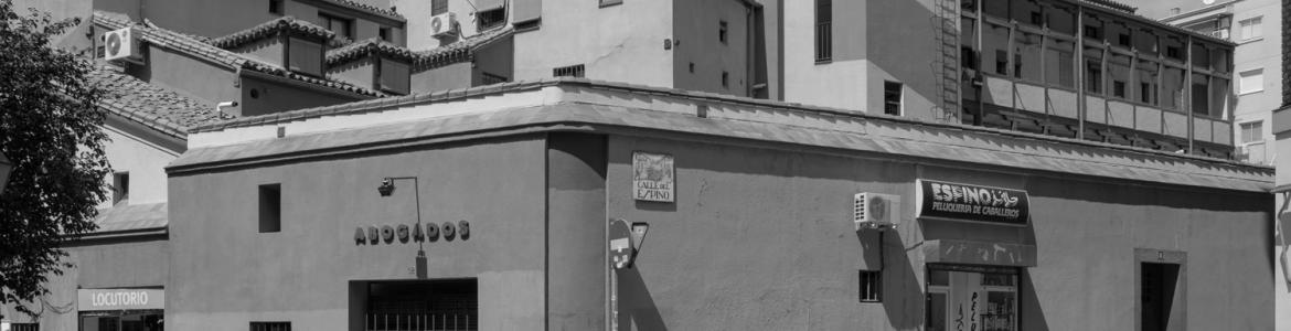 Premio SUMMA 2015 'Lavapies' Manolo Laguillo Foto en blanco y negro con edificios del barrio de Lavapiés