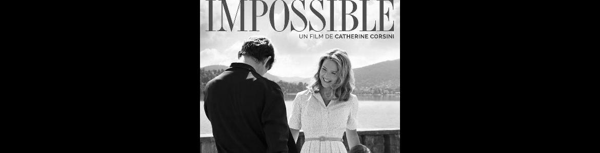 imagen del cartel de la película Un amor imposible donde se ve a una pareja de pie con la hija al lado de la madre